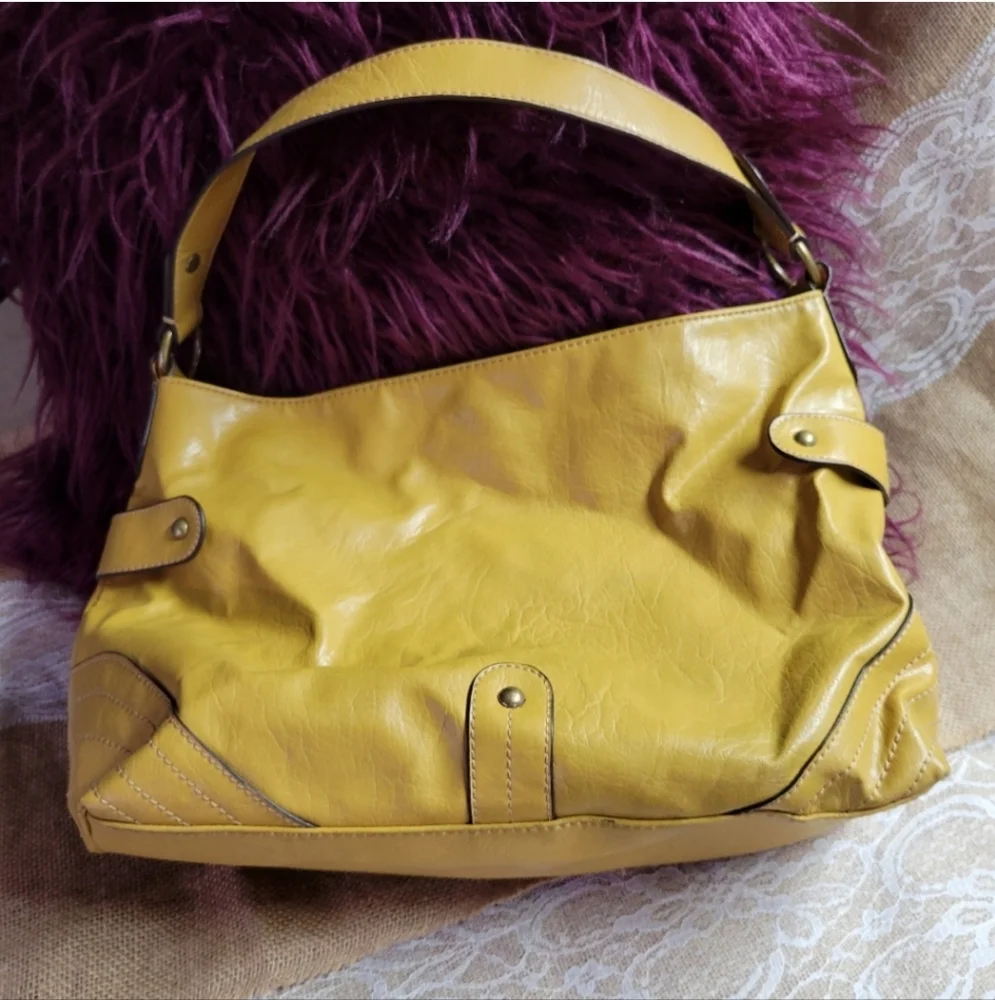 Access a Liz Claiborne company yellow shoulder bag gold tone hardw